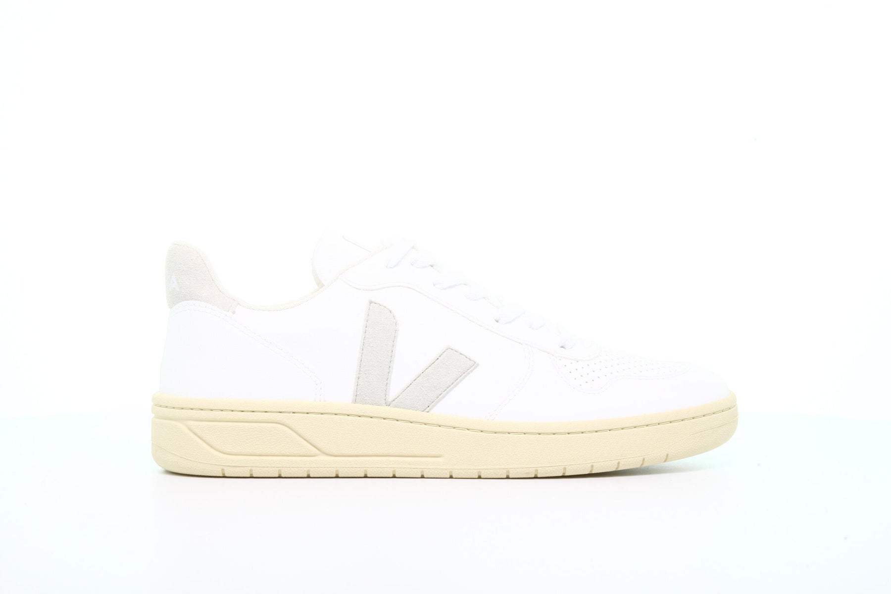 Veja V-10 "Natural White"